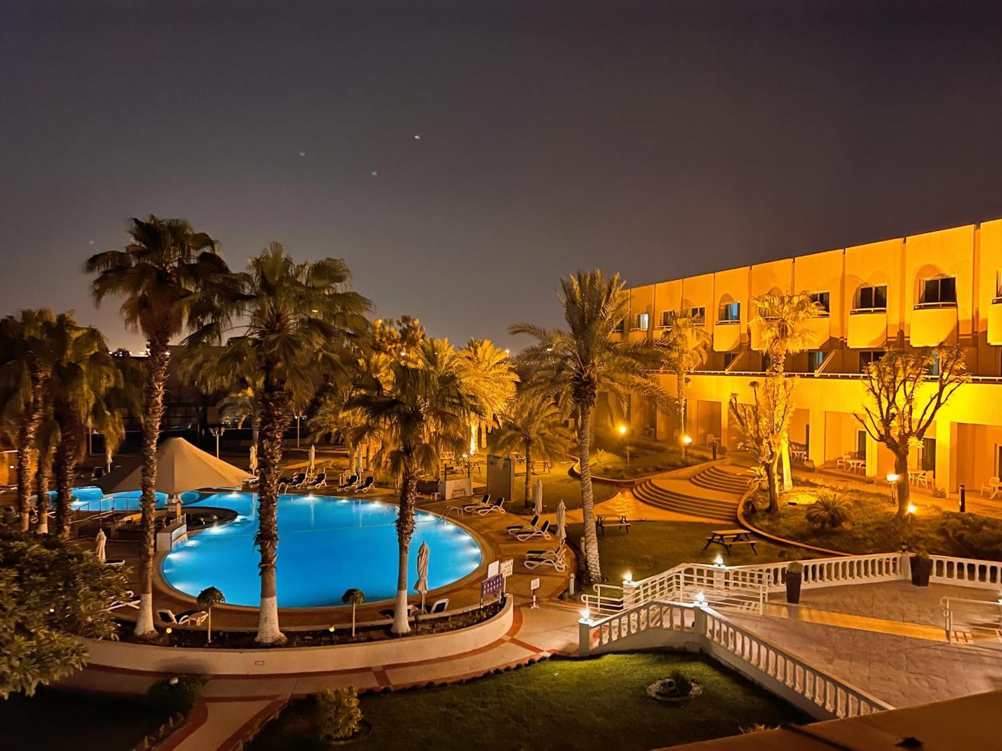 Metropolitan Al Mafraq Hotel Abu Dhabi Exteriör bild